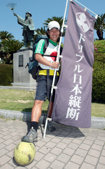 サッカーボールをドリブルしながら日本縦断の旅を続けている石部竜太さん