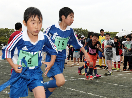 雨の中、懸命にタスキをつないでゴールを目指した「リレーマラソン」