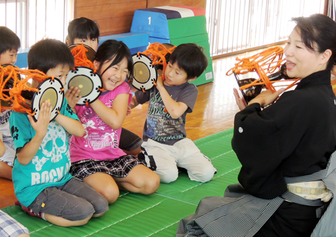 児童たちが和楽器や仕舞を体験した「能楽アウトリーチ」