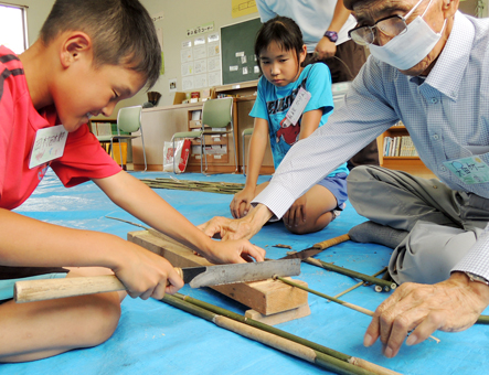 地域の高齢者から竹鉄砲作りを教わった昔遊び交流会