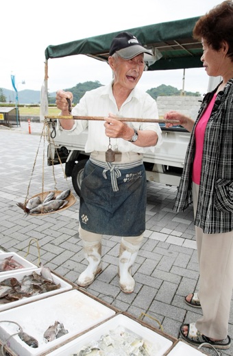 赤穂市内で現役最年長の鮮魚行商人、松下恒夫さん