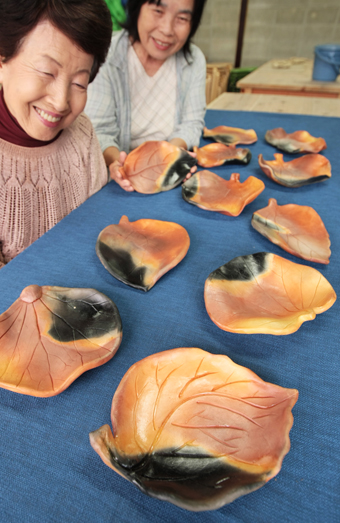 陶芸体験教室の参加者が作った赤穂雲火焼の葉皿