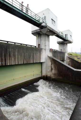 昭和５７年に整備されてから初めて開かれた加里屋川放水路の水門
