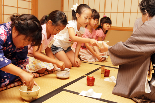 子どもたちが初歩の作法を教わった茶道教室