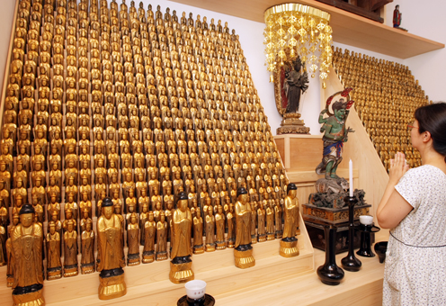美しい金色の輝きが復活し、約１年ぶりに拝観が再開される花岳寺報恩堂の「千躰観音」