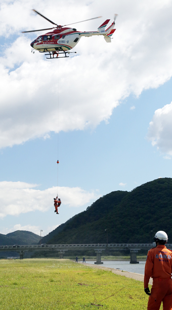 兵庫県消防防災航空隊の防災ヘリも出動した水難救助訓練