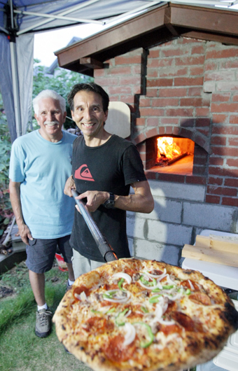 ピザ好きが高じて自宅の庭に窯を手作りしたフィデル・モントヤさん父子