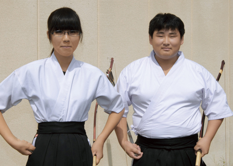 国体の弓道競技に兵庫県代表として出場する竹谷一晃君(右)と北川真美さん
