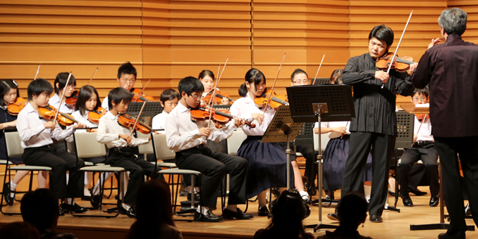 樫本大進さんと子どもたちが共演したプリコンサート