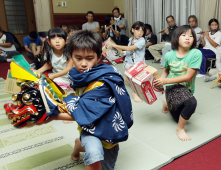 尼子神社の例祭に向けて毎日獅子舞を練習している子どもたち