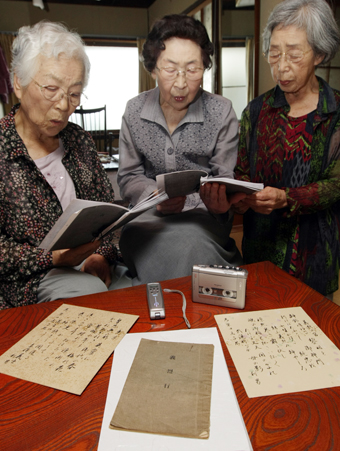 約70年前の歌詞冊子など「義烈行」の資料を探し出した赤穂高等女学校19回生のみなさん