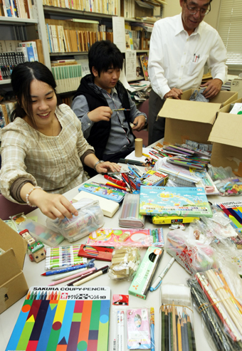 フィリピンの子どもたちへ贈るために寄せられた文房具の仕分け作業