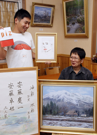 祖父と孫の二人展を開いている安藤慶一さん(右)と卓也さん