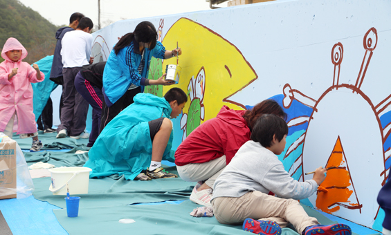 児童寮のスロープ壁面を彩った「かべの絵アートプロジェクト」
