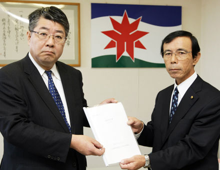 浅野良一委員長(左)から池本芳文・教育委員長へ手渡された最終提言書