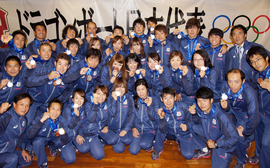 東アジア大会ドラゴンボート競技で計４個のメダルを獲得した日本代表チーム