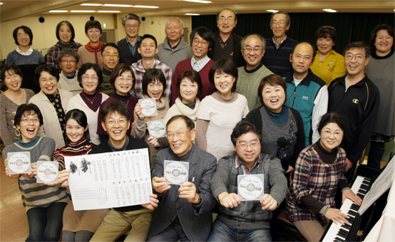 「四十七士の歌」をＣＤに収録した赤穂市民合唱団と松崎繁夫さん＝前列左から４人目