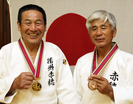 アジアマスターズ柔道でメダルを獲得した池田正男さん(左)と馬場猪虎雄さん