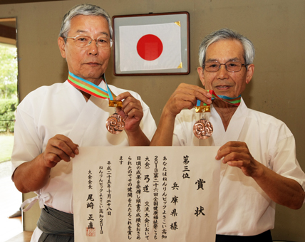 「ねんりんピック」弓道大会で兵庫県代表として銅メダルに輝いた住田秀義さん(左)と吉田昭親さん