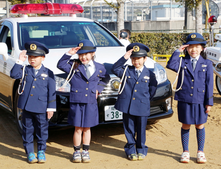 子ども用制服の着用体験もあった原幼稚園の交通安全教室