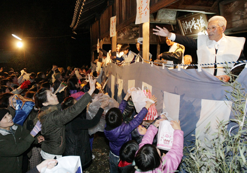 年男・年女が福豆をまいた大避神社の節分祭
