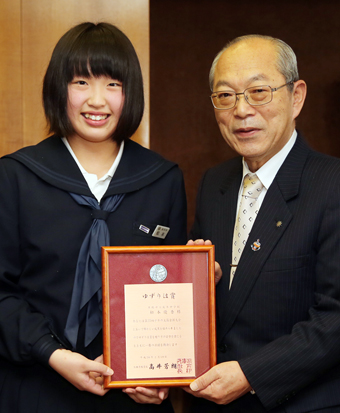 栄えある「ゆずりは賞」を市長に報告する松本優香さん