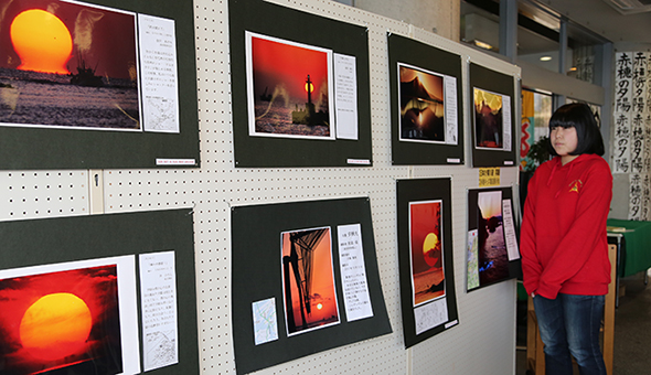 赤穂市立御崎レストハウスで開催中の「第２回日本の夕陽１００選写真展」