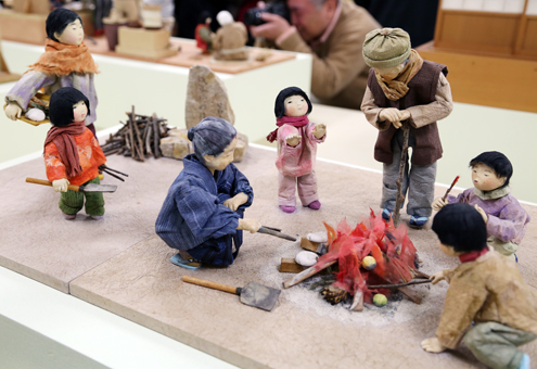 特集展示「荒木富佐子創作和紙人形展−陽だまりの想い」の作品の一つ「とんど」
