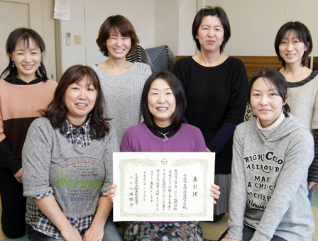 市内で初めて全国表彰を受けた尾崎地区母親クラブ