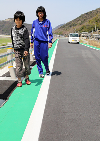 交通事故から歩行者を守ろうと路側帯を塗装した県道周世尾崎線
