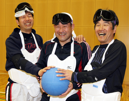赤穂初のゴールボールチーム「じんたくん」を結成した＝右から＝目木さん、大河内さん、西山さん