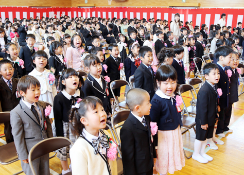 入学式で元気に歌う新１年生