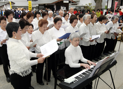 思い出深い「義烈行」を斉唱する旧赤穂高等女学校の卒業生たち