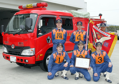 市消防操法大会で大会初の４連覇を飾った第４分団