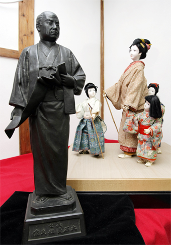 有年考古館で展示されている大石内蔵助像とりくの日本人形