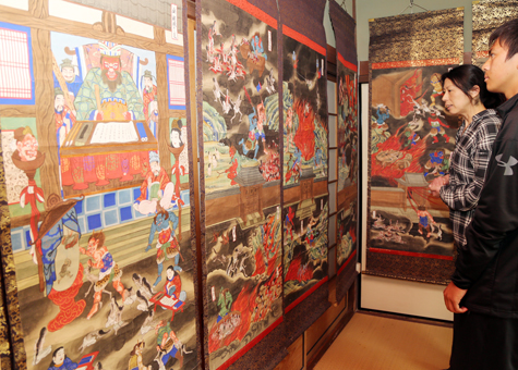高野・誓教寺で２年ぶりに公開された仏教画「三界六道図絵」