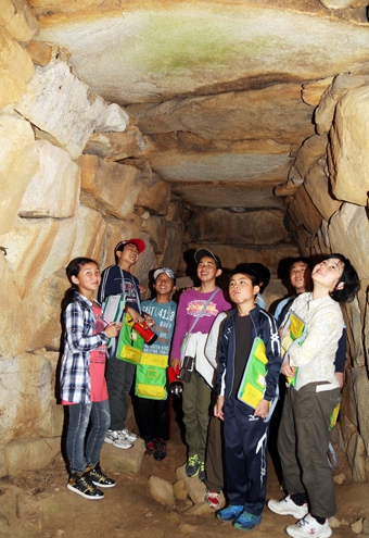 遺跡探検で石室内部を見学する原小６年生