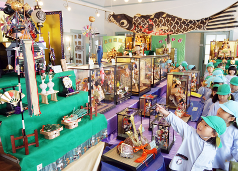 豪華な飾り物や勇壮な武者人形などが展示されている「五月人形展」