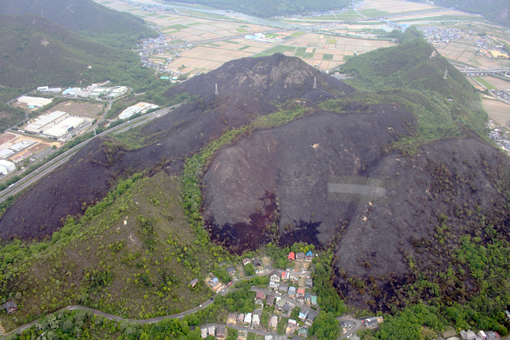 約７０ヘクタールを焼失した木津の山火事現場。手前が千種ハイランド＝兵庫県消防防災航空隊提供