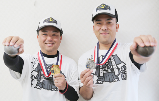 全日本選手権でワンツーを決めて日本代表に選ばれた片岡正樹さん(左)と村上博樹さん