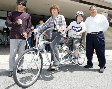 「障害者も健常者も一緒に楽しんで」と寄贈された２人乗り用自転車
