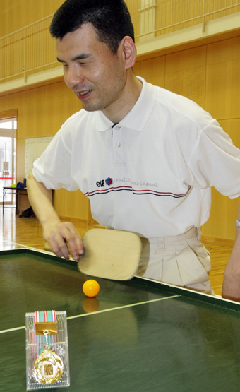 サウンドテーブルテニスの県大会で優勝した三谷勝彦さん