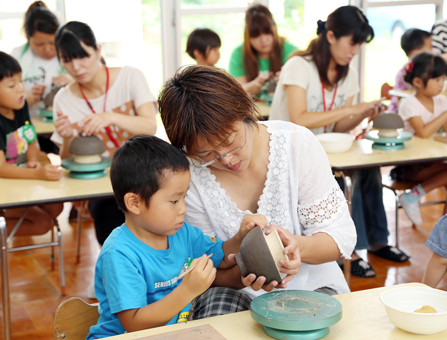園児と保護者が協力して一つの茶碗を作った「親子陶芸教室」