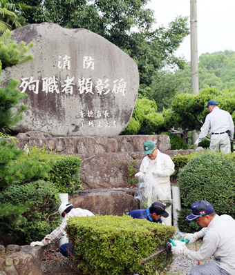 消防団ＯＢ「緋ぐるま会」が毎夏行っている殉職者顕彰碑の清掃活動