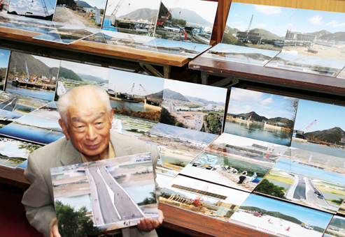 建設中の「坂越大橋」を撮影した写真展を開いている山本薫さん