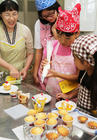 小学生と高校生がカップケーキ作りを楽しんだクッキング教室