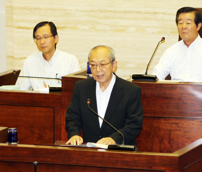 本会議の冒頭で今期限りの退任を正式表明した豆田正明市長