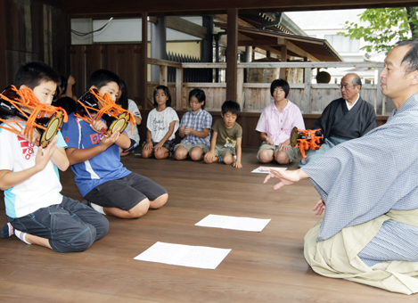 ９月２７日の赤穂大石神社薪能を前に開かれた能楽ワークショップ