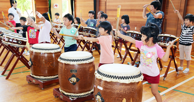 合同運動会へ向けて小学校の和太鼓で練習した原幼稚園の子どもたち