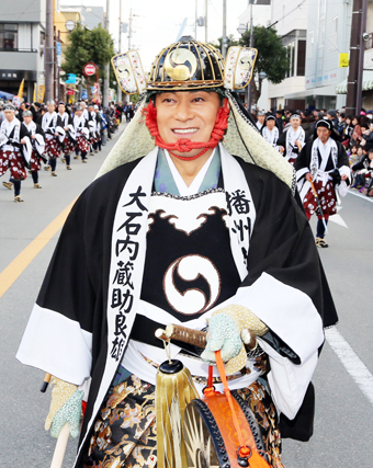 ２年連続で義士行列の大石内蔵助に扮する松平健さん＝昨年のパレード